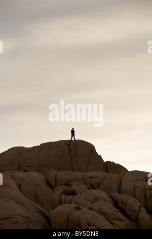 Wanderer auf Granit Felsformationen in den Jumbo Rocks der Joshua Tree Nationalpark, Kalifornien, USA. Stockfoto