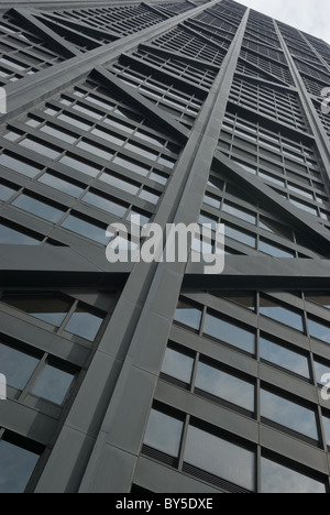 Betrachten der John Hancock Tower in Chicago Stockfoto