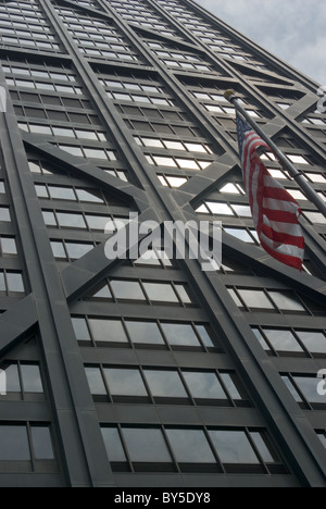 Das Sternenbanner der USA fliegen vor der John Hancock Tower in Chicago Stockfoto