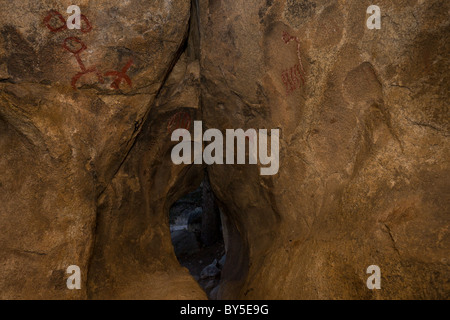 Petroglyphen und Piktogramme in der Nähe von Barker Dam in Joshua Tree Nationalpark, Kalifornien, USA. Stockfoto