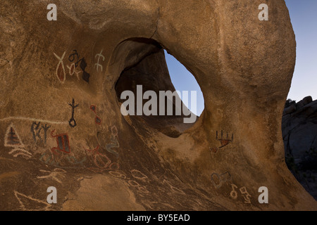 Petroglyphen und Piktogramme in der Nähe von Barker Dam in Joshua Tree Nationalpark, Kalifornien, USA. Stockfoto