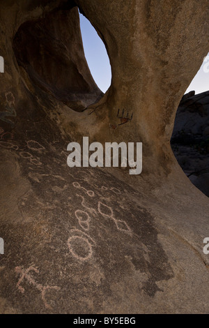 Petroglyphen und Piktogramme in der Nähe von Barker Dam in Joshua Tree Nationalpark, Kalifornien, USA. Stockfoto