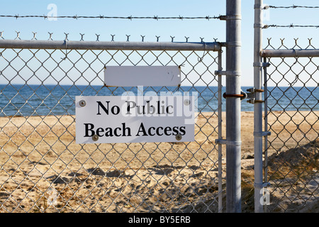 Den Zugang zum öffentlichen Strand No Schild an der Bucht-Punktlicht zusammengesetzte, Cove Point, Maryland. Stockfoto