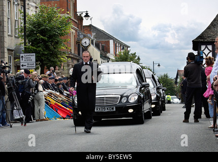 Leichenwagen mit britischen Soldaten getötet in Afghanistan zu stoppen in Wootton Bassett als der Öffentlichkeit und anderen Soldaten blicken auf. Stockfoto