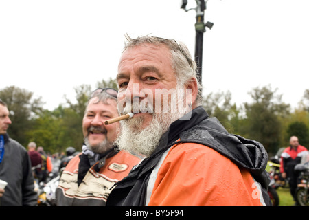 Motorradfahrer warten für den Beginn der jährlichen Herbst Charity ride in Adams Massachusetts. Stockfoto
