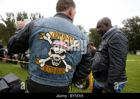 Motorrad Fahrer wartet auf den Start der jährlichen Herbst Charity ride in Adams Massachusetts. Stockfoto