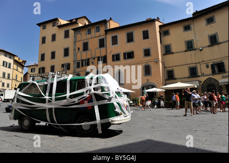 Ein VW-Wohnmobil in traditionellen weißen Band bedeckt, als Hochzeitsauto in Cortona, Toskana, Italien Stockfoto