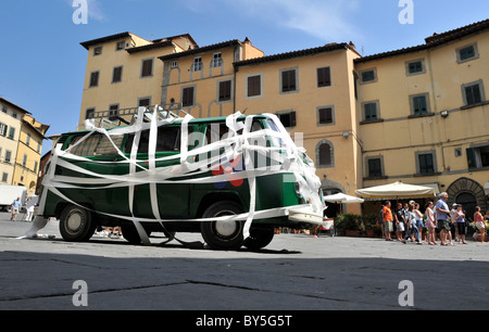 Ein VW-Wohnmobil in traditionellen weißen Band bedeckt, als Hochzeitsauto in Cortona, Toskana, Italien Stockfoto