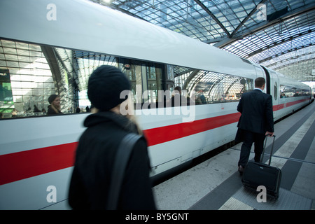 Deutschland, Berlin, Pendler und ICE Zug München Hauptbahnhof oder Münchner Hauptbahnhof ist der Hauptbahnhof der Stadt München. Stockfoto