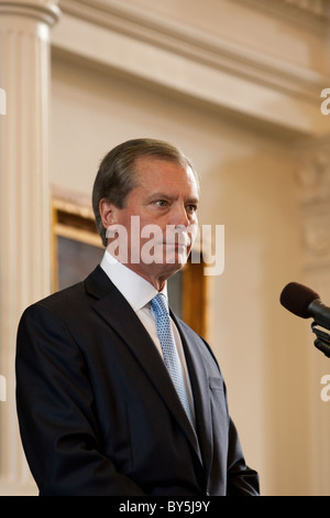 Gouverneur von Texas Lt. David Dewhurst am Mikrofon in der Texas Hauptstadt Senat Kammer in Austin. Stockfoto