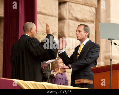 Texas-Gouverneur David Dewhurst schwören-in durch Oberrichter von Texas Supreme Court Wallace Jefferson im Januar 2011 Stockfoto