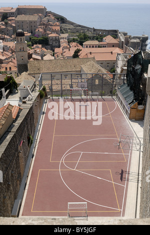 Kroaten lieben Sport. Dieses Gericht Basketball und Handball ist in der Altstadt von Dubrovnik. Von der Stadtmauer zu sehen. Dubrovnik... Stockfoto