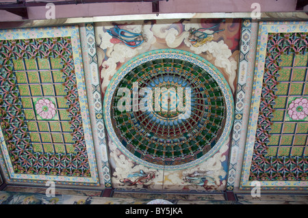 Malaysia, Insel Penang. KEK Lok Si Temple, Nachbildung der verzierten Decke im Himmelstempel in Peking. Stockfoto