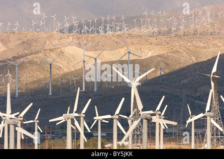 Windkraftanlagen zur Stromerzeugung auf dem San Gorgonio Pass Wind Farm mit Palm Springs, Kalifornien. Stockfoto