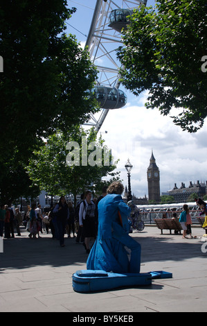 Straßenmusiker vor dem London Eye auf der Londoner Southbank Stockfoto