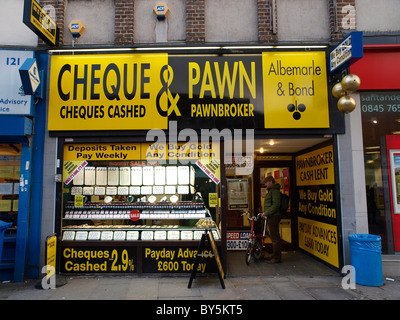 Albemarle und Bond Bauer Makler Werbung Zahltagdarlehen und Schecks eingelöst in Lewisham High Street London England Stockfoto