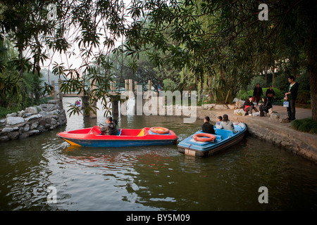 Leute sitzen in Booten in Luxon Park, Shanghai, China Stockfoto