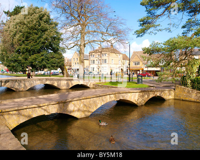 Fußgängerbrücke über den Fluss Windrush in Cotswold Dorf von Burton an der Wasser-Gloucestershire-England Stockfoto