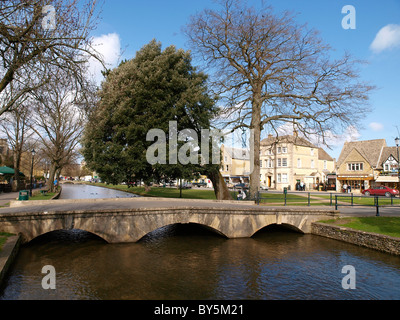 Fußgängerbrücke über den Fluss Windrush in Cotswold Dorf von Burton an der Wasser-Gloucestershire-England Stockfoto