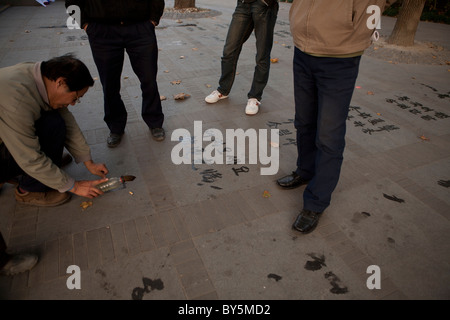 Mann am Boden in Luxon Park, Shanghai, China Stockfoto