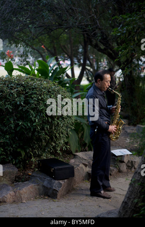 Man spielt Saxophon in Luxon Park, Shanghai, China Stockfoto