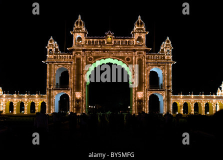 Der Maharaja Palace, Mysore, Karnataka, Indien beleuchtet, nachts von tausenden von Glühbirnen Stockfoto