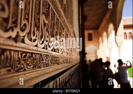 Touristen zu Fuß rund um den Patio de Los Mapuches an der Alhambra in die Backen Hitze des Sommers fotografieren Stockfoto