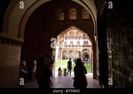 Touristen zu Fuß rund um den Patio de Los Mapuches an der Alhambra in die Backen Hitze des Sommers fotografieren Stockfoto