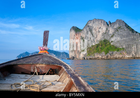 Traditionelles „Long-Tail“-Boot, das zwischen den Phi Phi Inseln, Ko Phi Phi Don, Thailand und Südostasien fährt Stockfoto