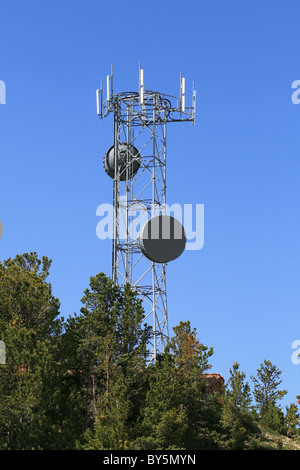 Mikrowelle und Handy-Antenne Turm auf einem Hügel Stockfoto