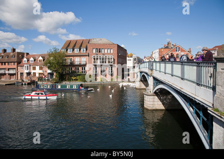 Boote auf Themse Unterquerung Eton Brücke Windsor Stockfoto