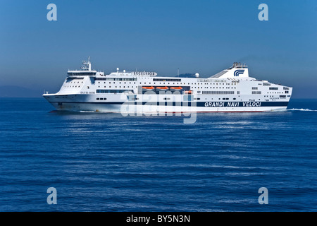 Grandi Navi Veloci Fähre Excelsior am Meer auf dem Weg nach Barcelona von Genua Stockfoto