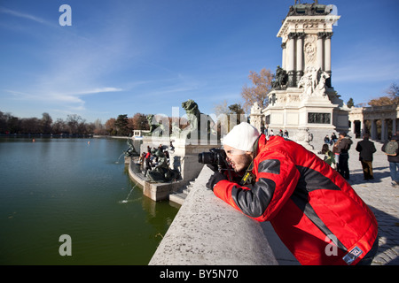 Menschen nehmen Foto in Buen Retiro Park vor Denkmal zu Alfonso XII. Madrid Spanien. Winter. Stockfoto