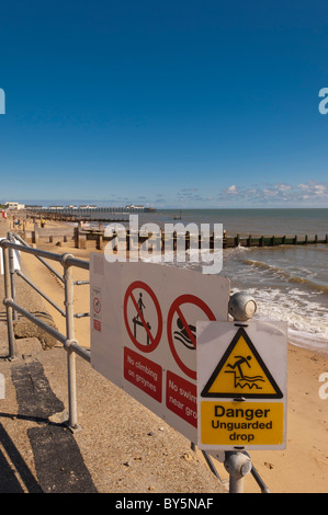 Warnzeichen auf der Strandpromenade in Southwold, Suffolk, England, Großbritannien, Uk Stockfoto