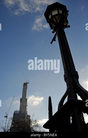 Der Shard London Brückenbau entnommen Southwark Cathedral Stockfoto