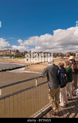 Menschen stehen auf dem Pier Strand in Southwold, Suffolk, England, Großbritannien, Uk anzeigen Stockfoto