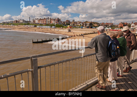 Menschen stehen auf dem Pier Strand in Southwold, Suffolk, England, Großbritannien, Uk anzeigen Stockfoto