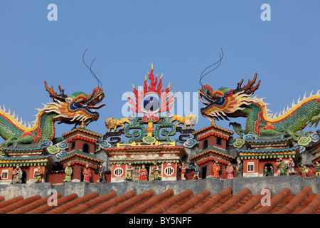 Drachen auf dem Dach des taoistischen Tempel in Hong Kong Stockfoto