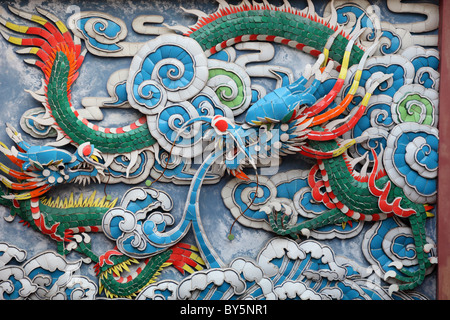 Bunte Skulptur eines Drachen an der Wand des Pak Tai Tempel in Cheung Chau Stockfoto