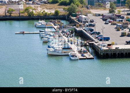 Kleine kommerzielle Fischerei Dock im Hafen von Boston, Boston, Massachusetts Stockfoto