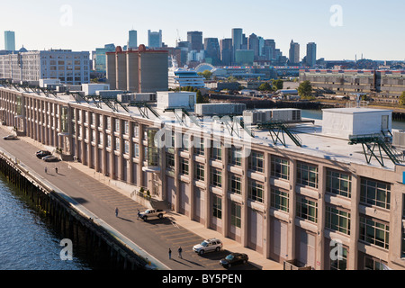 Stadt von Boston, Massachusetts Webstühle hinter Lagerhallen im Hafen von Boston Harbor Stockfoto