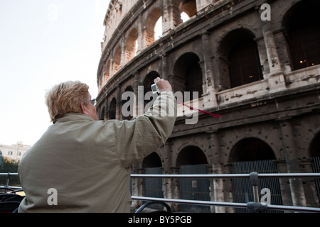 Kolosseum Frau Touristen fotografieren aus einem touristischen aber in einer Wintertournee durch Rom Italien Stockfoto