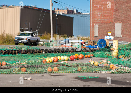 Kommerziellen Fischernetze mit Schwimmern angelegt auf Parkplatz für Reparaturen in Portland, Maine Stockfoto