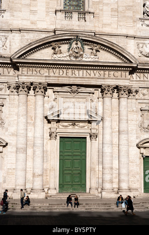 Menschen Touristen entspannend sitzen vor Kirche Eingangstür Chiesa Nuova in Rom Italien Stockfoto