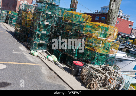 Hummerfallen und schweben Bojen gestapelt am Kai in Portland, Maine Stockfoto
