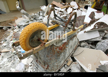 SCHUBKARRE AUF HAUFEN VON SCHUTT BDB Stockfoto