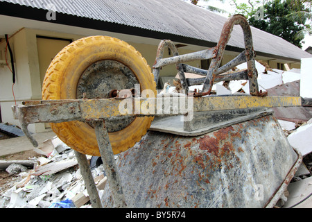 SCHUBKARRE AUF HAUFEN VON SCHUTT BDB Stockfoto