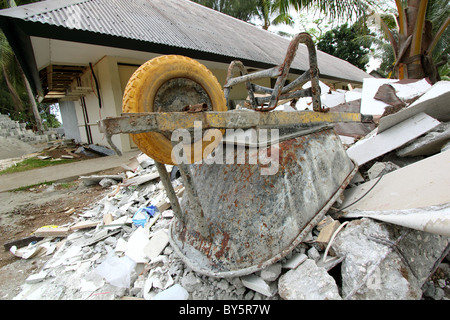 SCHUBKARRE AUF HAUFEN VON SCHUTT BDB Stockfoto