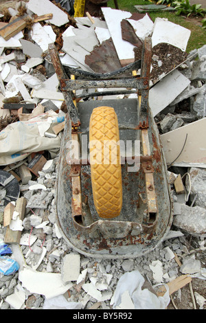 SCHUBKARRE AUF HAUFEN VON SCHUTT BDB Stockfoto