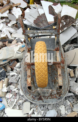 SCHUBKARRE AUF HAUFEN VON SCHUTT BDB Stockfoto